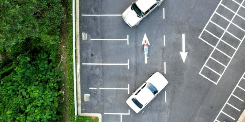 Deux voitures se garent en marche arrière en L