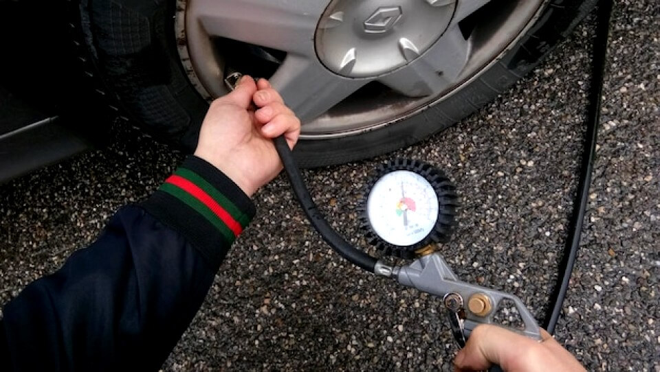 Gonfler les pneus avec un mamomètre