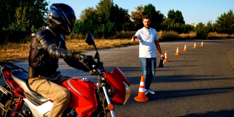 Jeune motard qui passe son permis moto