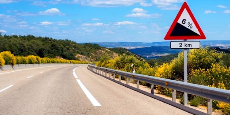Route avec une pente