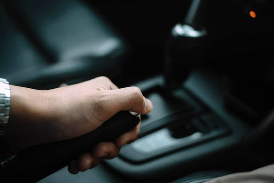 Utilisation d'un frein à main