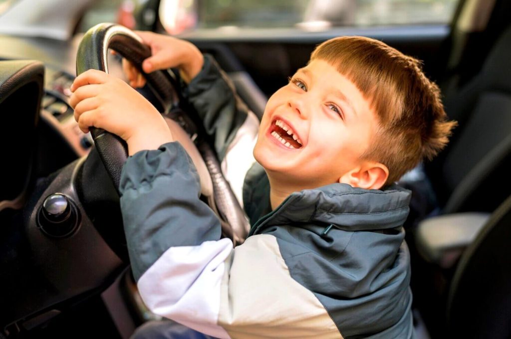 Enfant dans une voiture