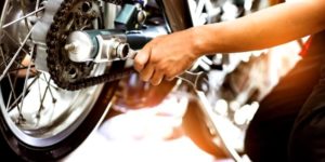 Entretenir sa chaîne moto