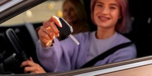 Femme avec une clé de voiture