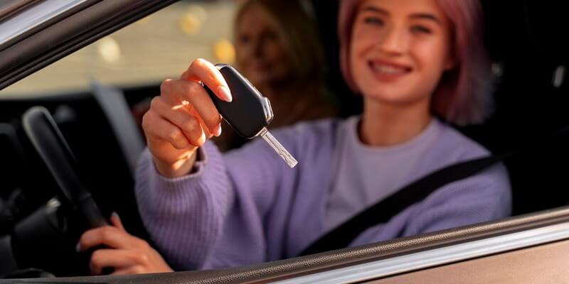 Femme avec une clé de voiture