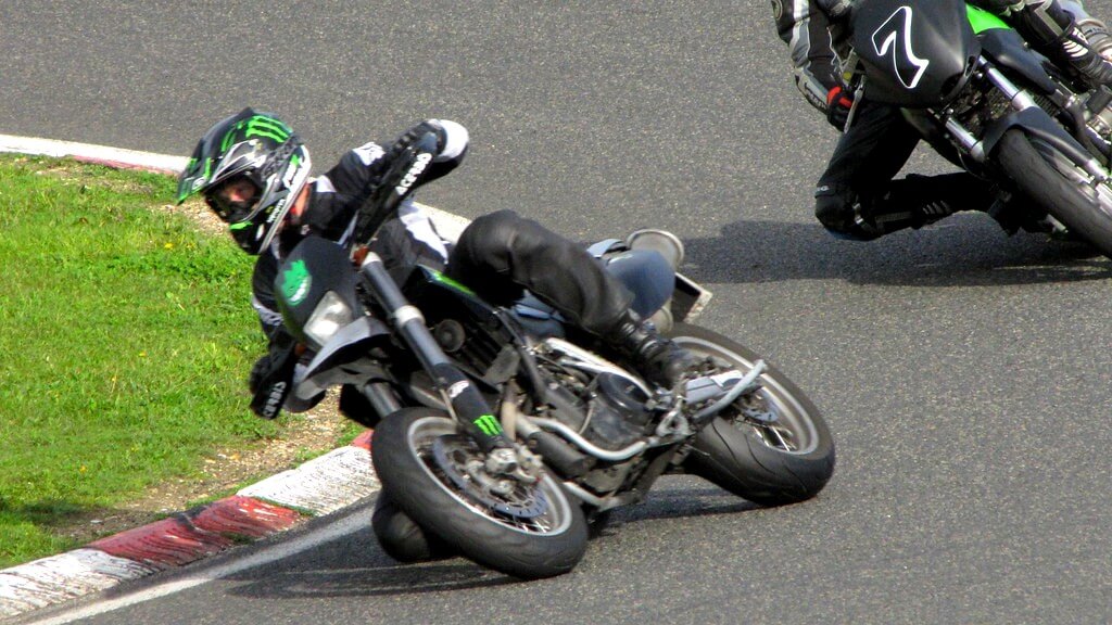 Motard dans un virage