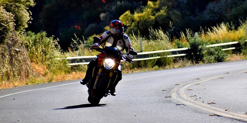 Motard sur la route