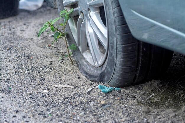 Voiture avec un pneu dégonflé