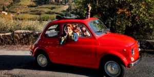 Famille voyageant dans une voiture sans permis