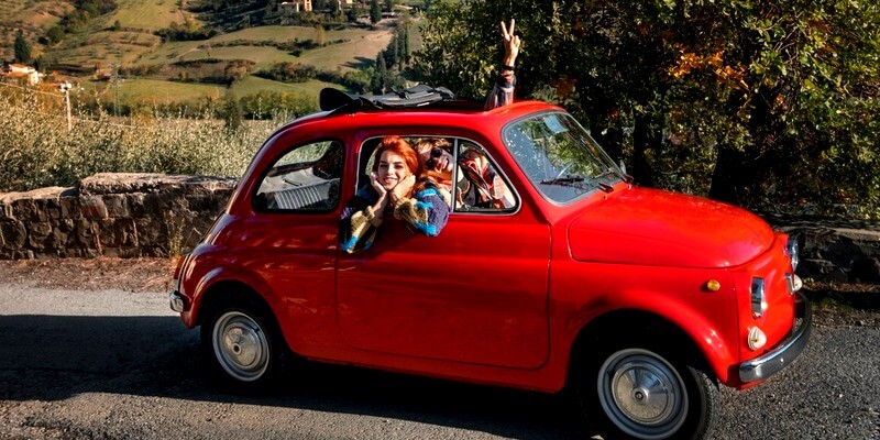 Famille voyageant dans une voiture sans permis