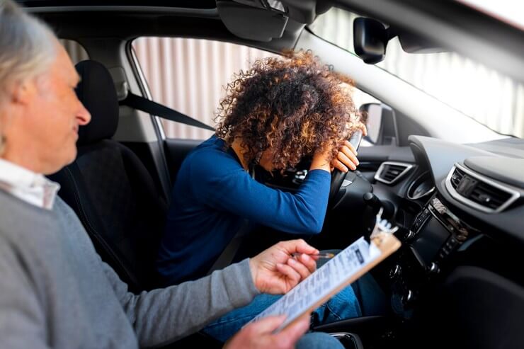 Femme se préparant à passer son permis de conduire