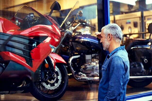 Homme devant une moto en vitrine