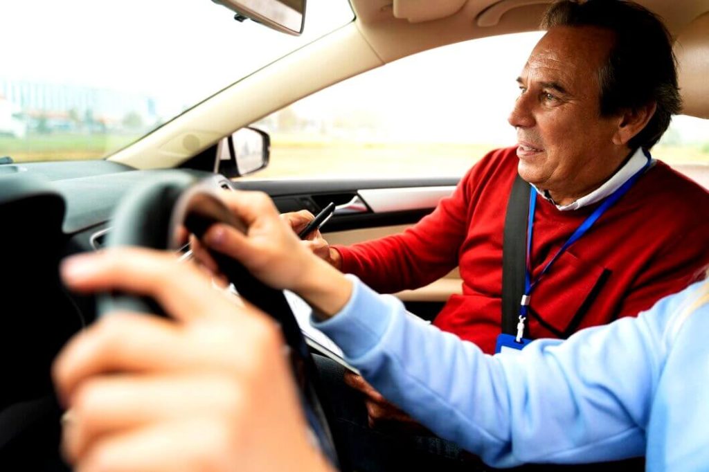 Un examinateur avec un candidat dans la voiture