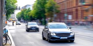 Voiture dans une route de ville