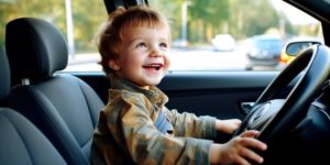 Enfant qui conduit une voiture