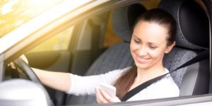 Jeune femme dans sa voiture