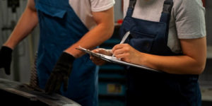 Mécaniciens inspectent une voiture