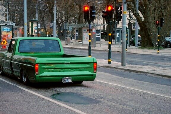Voiture verte grillant un feu rouge