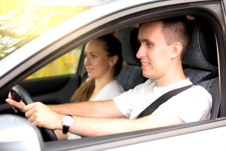 Couple dans une voiture