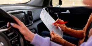 Inspecteur notant un candidat au permis de conduire