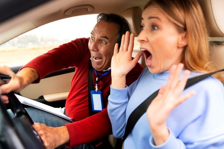 Intervention de l'inspecteur sur le volant d'une voiture