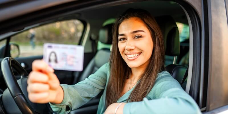 Jeune femme avec un permis de conduire