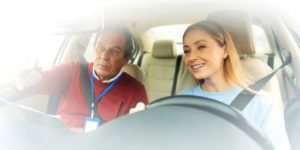 Jeune femme passant son permis