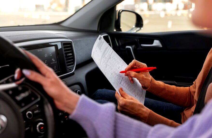 Jeune femme passant son permis de conduire