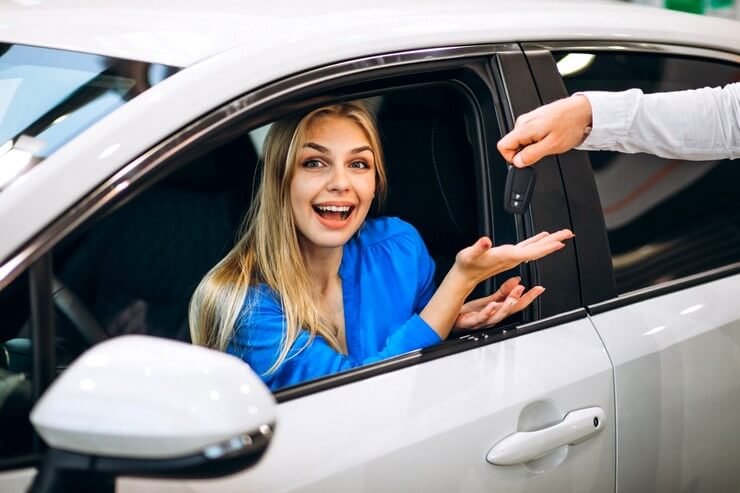 Jeune femme récupère sa clé de voiture