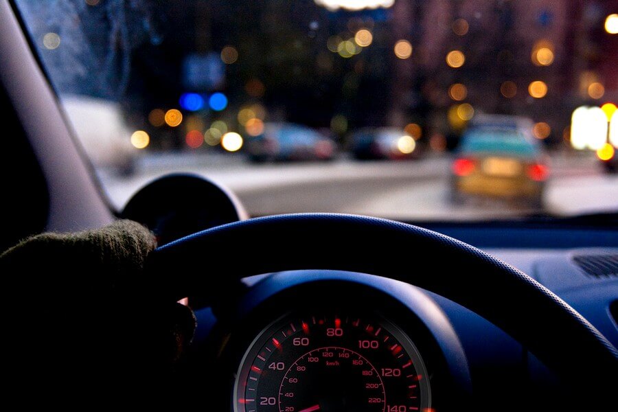 Personne au bord du volant