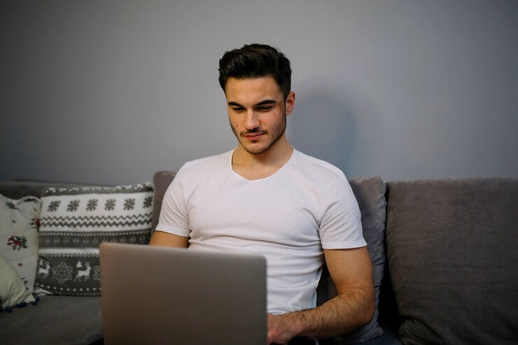 Jeune homme devant son pc