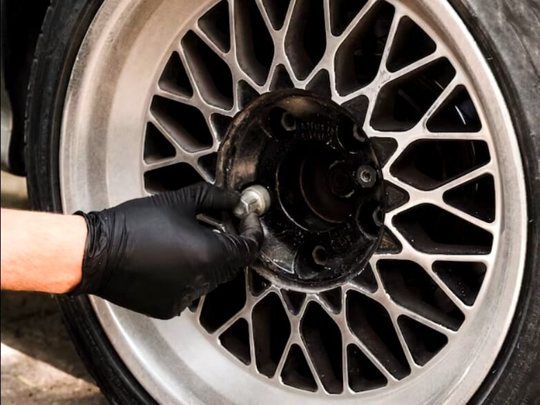 Retirer les écrous d'une jante de voiture