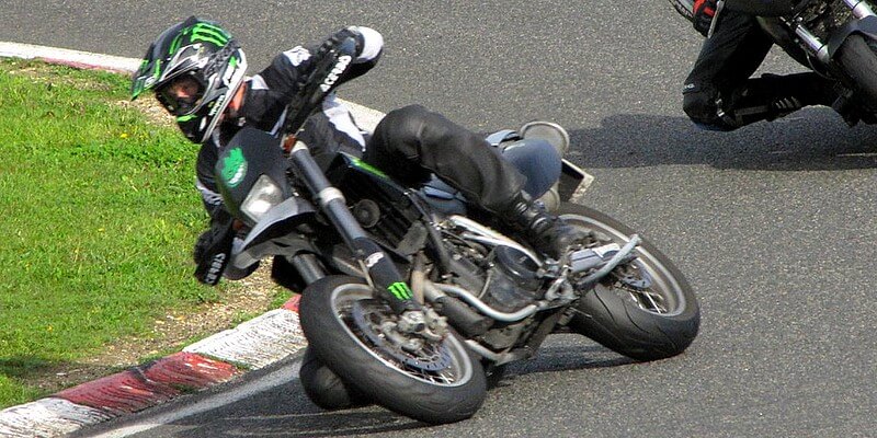 Motard prenant un virage
