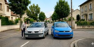 Deux voitures au milieu de la route
