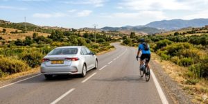 Une voiture qui dépasse un cycliste
