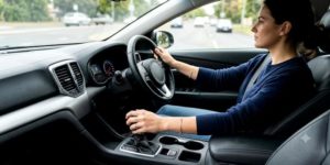 Femme conduisant une voiture automatique