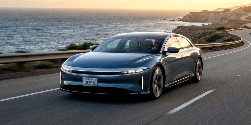 Voiture électrique sur la route