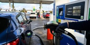 Mettre du carburant dans une voiture